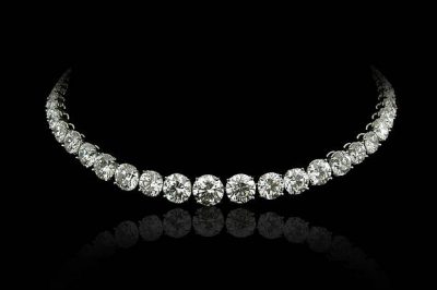 A necklace in white gold with round diamonds